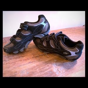 Specialized Women’s cycling shoes - 8.5 - NEW